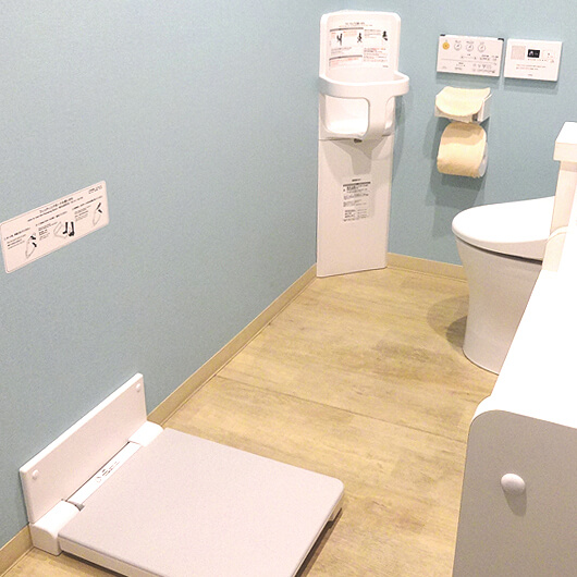 写真：トイレ内ベビーガード・フィッティングボード（オムツ替え台）